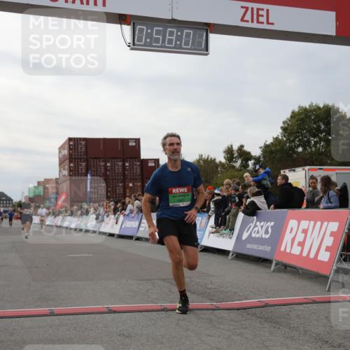 03.10.2025 - Köhlbrandbrückenlauf Yannick Fuchs http://msf.ph/oto/8985723 03.10.2025 15:57:59 Ziel 7029, 7051, 7087, 7131, 7352, 7577, 7614, 9438 meine-sportfotos.de