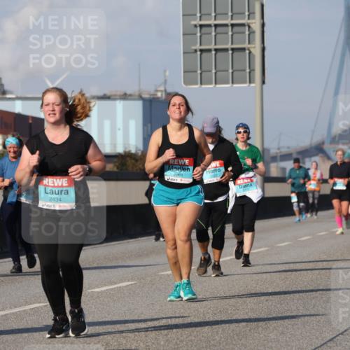 03.10.2025 - Köhlbrandbrückenlauf Luisa Fischer http://msf.ph/oto/8985724 03.10.2025 11:17:37 Position 3 2434, 2261, 2527 meine-sportfotos.de