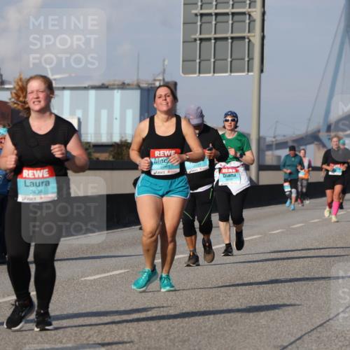03.10.2025 - Köhlbrandbrückenlauf Luisa Fischer http://msf.ph/oto/8985725 03.10.2025 11:17:37 Position 3 2434, 2261, 2527 meine-sportfotos.de
