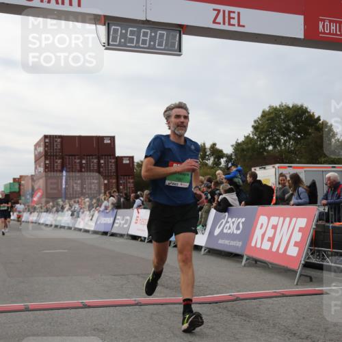 03.10.2025 - Köhlbrandbrückenlauf Yannick Fuchs http://msf.ph/oto/8985732 03.10.2025 15:58:00 Ziel 7029, 7087, 7352, 7577, 7614, 9438 meine-sportfotos.de