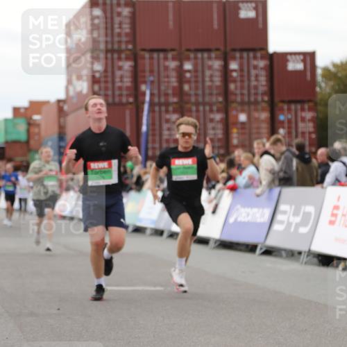 03.10.2025 - Köhlbrandbrückenlauf Yannick Fuchs http://msf.ph/oto/8985768 03.10.2025 15:58:03 Ziel 7029, 7087, 7352, 7577, 7614, 9223, 9224, 9227 meine-sportfotos.de