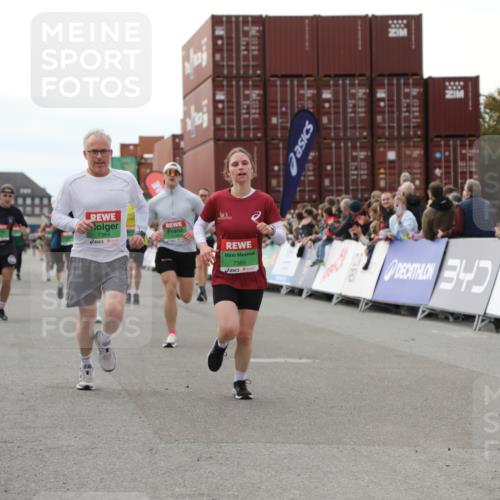 03.10.2025 - Köhlbrandbrückenlauf Yannick Fuchs http://msf.ph/oto/8985774 03.10.2025 16:10:29 Ziel 7112, 7126, 7384, 7385, 7543, 7562, 7648, 7844, 8153, 8798, 9652 meine-sportfotos.de