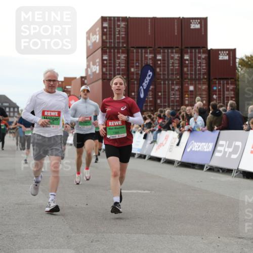 03.10.2025 - Köhlbrandbrückenlauf Yannick Fuchs http://msf.ph/oto/8985778 03.10.2025 16:10:29 Ziel 7112, 7126, 7384, 7385, 7543, 7562, 7648, 7844, 8153, 8798, 9652 meine-sportfotos.de