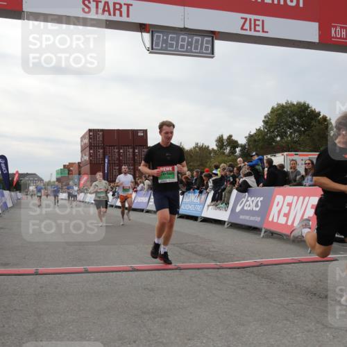 03.10.2025 - Köhlbrandbrückenlauf Yannick Fuchs http://msf.ph/oto/8985802 03.10.2025 15:58:04 Ziel 7029, 7352, 7577, 7614, 8761, 9223, 9224, 9227 meine-sportfotos.de