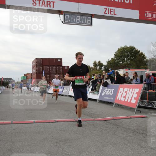 03.10.2025 - Köhlbrandbrückenlauf Yannick Fuchs http://msf.ph/oto/8985809 03.10.2025 15:58:05 Ziel 7029, 7352, 7577, 7614, 8761, 9223, 9224, 9227 meine-sportfotos.de
