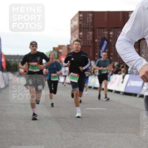 03.10.2025 - Köhlbrandbrückenlauf Yannick Fuchs http://msf.ph/oto/8985813 03.10.2025 16:10:32 Ziel 7112, 7126, 7384, 7385, 7534, 7543, 7552, 7562, 7648, 7844, 8153, 8798, 8950, 9652 meine-sportfotos.de