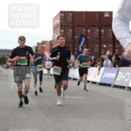 03.10.2025 - Köhlbrandbrückenlauf Yannick Fuchs http://msf.ph/oto/8985819 03.10.2025 16:10:32 Ziel 7112, 7126, 7384, 7385, 7534, 7543, 7552, 7562, 7648, 7844, 8153, 8798, 8950, 9652 meine-sportfotos.de