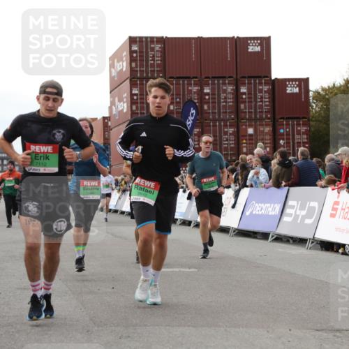 03.10.2025 - Köhlbrandbrückenlauf Yannick Fuchs http://msf.ph/oto/8985824 03.10.2025 16:10:32 Ziel 7112, 7126, 7384, 7385, 7534, 7543, 7552, 7562, 7648, 7844, 8153, 8798, 8950, 9652 meine-sportfotos.de