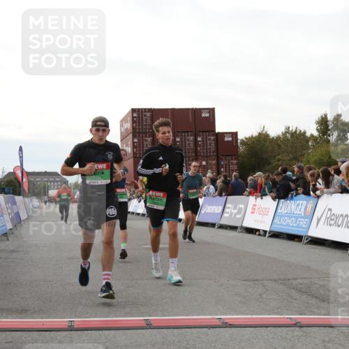 03.10.2025 - Köhlbrandbrückenlauf Yannick Fuchs http://msf.ph/oto/8985832 03.10.2025 16:10:33 Ziel 7112, 7126, 7384, 7385, 7534, 7543, 7549, 7552, 7562, 7844, 8153, 8798, 8950, 9652 meine-sportfotos.de