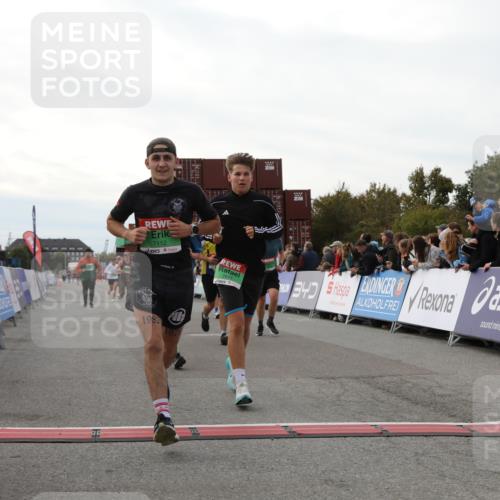 03.10.2025 - Köhlbrandbrückenlauf Yannick Fuchs http://msf.ph/oto/8985840 03.10.2025 16:10:33 Ziel 7112, 7126, 7384, 7385, 7534, 7543, 7549, 7552, 7562, 7844, 8153, 8798, 8950, 9652 meine-sportfotos.de