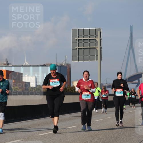 03.10.2025 - Köhlbrandbrückenlauf Luisa Fischer http://msf.ph/oto/8985854 03.10.2025 11:18:03 Position 3 7, 33, 2662 meine-sportfotos.de