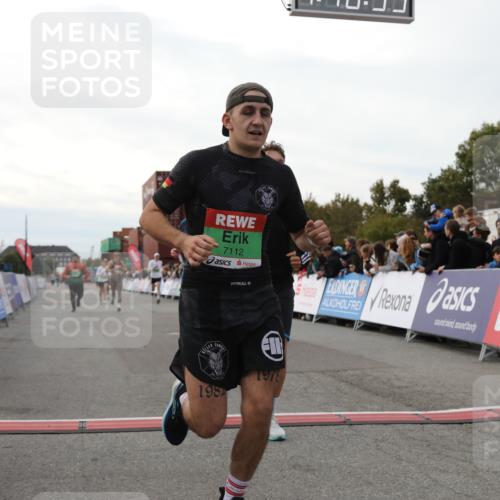 03.10.2025 - Köhlbrandbrückenlauf Yannick Fuchs http://msf.ph/oto/8985856 03.10.2025 16:10:33 Ziel 7112, 7126, 7384, 7385, 7534, 7543, 7549, 7552, 7562, 7844, 8153, 8798, 8950, 9652 meine-sportfotos.de