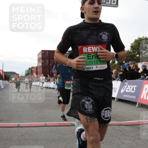 03.10.2025 - Köhlbrandbrückenlauf Yannick Fuchs http://msf.ph/oto/8985860 03.10.2025 16:10:34 Ziel 7112, 7126, 7384, 7385, 7534, 7543, 7549, 7552, 7562, 7844, 8153, 8798, 8950, 9652 meine-sportfotos.de