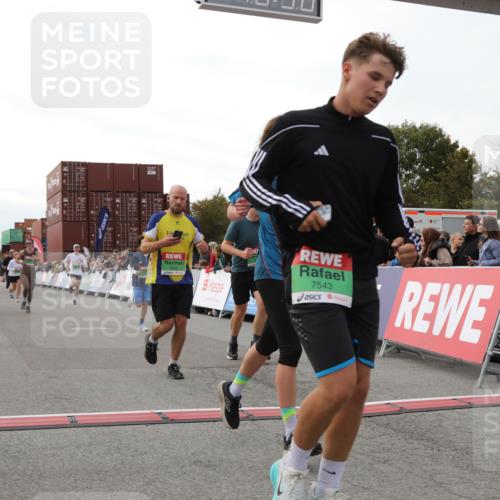 03.10.2025 - Köhlbrandbrückenlauf Yannick Fuchs http://msf.ph/oto/8985868 03.10.2025 16:10:34 Ziel 7112, 7126, 7384, 7385, 7534, 7543, 7549, 7552, 7562, 7844, 8153, 8798, 8950, 9652 meine-sportfotos.de