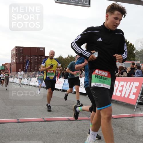 03.10.2025 - Köhlbrandbrückenlauf Yannick Fuchs http://msf.ph/oto/8985872 03.10.2025 16:10:35 Ziel 7112, 7126, 7534, 7543, 7549, 7552, 7562, 7844, 8153, 8798, 8950, 9652 meine-sportfotos.de