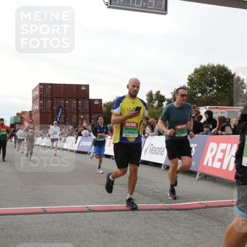 03.10.2025 - Köhlbrandbrückenlauf Yannick Fuchs http://msf.ph/oto/8985877 03.10.2025 16:10:35 Ziel 7112, 7126, 7534, 7543, 7549, 7552, 7562, 7844, 8153, 8798, 8950, 9652 meine-sportfotos.de