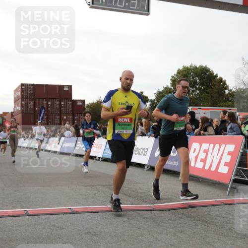 03.10.2025 - Köhlbrandbrückenlauf Yannick Fuchs http://msf.ph/oto/8985881 03.10.2025 16:10:35 Ziel 7112, 7126, 7534, 7543, 7549, 7552, 7562, 7844, 8153, 8798, 8950, 9652 meine-sportfotos.de