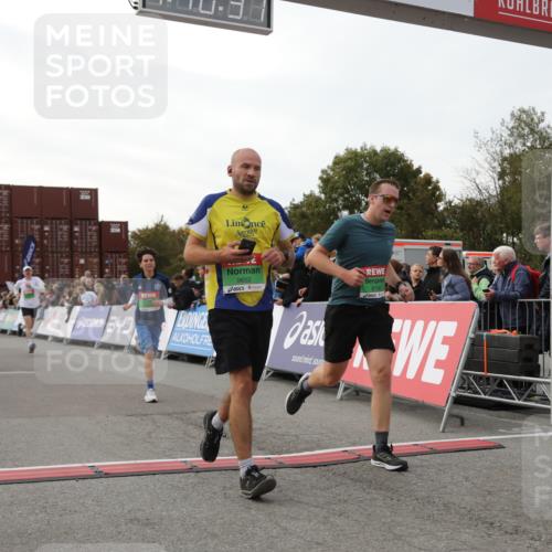 03.10.2025 - Köhlbrandbrückenlauf Yannick Fuchs http://msf.ph/oto/8985885 03.10.2025 16:10:35 Ziel 7112, 7126, 7534, 7543, 7549, 7552, 7562, 7844, 8153, 8798, 8950, 9652 meine-sportfotos.de