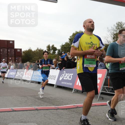 03.10.2025 - Köhlbrandbrückenlauf Yannick Fuchs http://msf.ph/oto/8985896 03.10.2025 16:10:36 Ziel 7112, 7534, 7543, 7549, 7552, 7562, 7844, 8153, 8798, 8950, 9652 meine-sportfotos.de