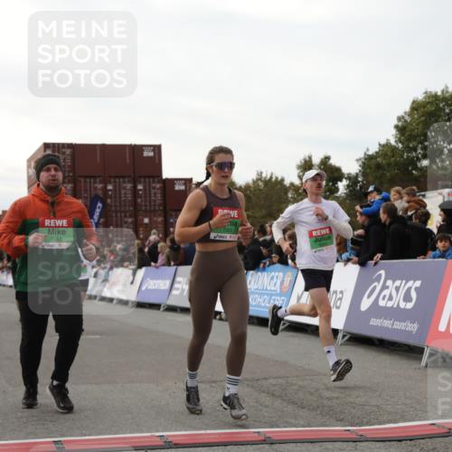 03.10.2025 - Köhlbrandbrückenlauf Yannick Fuchs http://msf.ph/oto/8985926 03.10.2025 16:10:38 Ziel 7534, 7549, 7552, 7562, 8153, 8798, 8950, 9652 meine-sportfotos.de