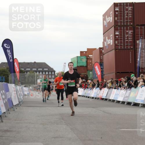 03.10.2025 - Köhlbrandbrückenlauf Yannick Fuchs http://msf.ph/oto/8985978 03.10.2025 15:58:16 Ziel 7096, 7104, 8761 meine-sportfotos.de