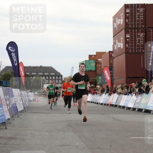 03.10.2025 - Köhlbrandbrückenlauf Yannick Fuchs http://msf.ph/oto/8985982 03.10.2025 15:58:16 Ziel 7096, 7104, 8761 meine-sportfotos.de