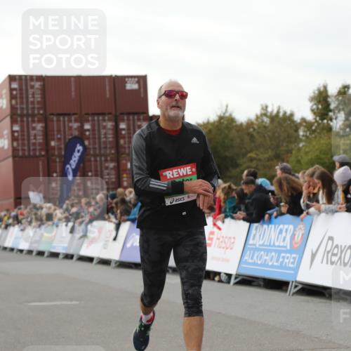 03.10.2025 - Köhlbrandbrückenlauf Yannick Fuchs http://msf.ph/oto/8985988 03.10.2025 16:10:41 Ziel 7534, 7549, 7552, 7562, 8950 meine-sportfotos.de