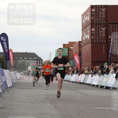 03.10.2025 - Köhlbrandbrückenlauf Yannick Fuchs http://msf.ph/oto/8985991 03.10.2025 15:58:16 Ziel 7096, 7104, 8761 meine-sportfotos.de