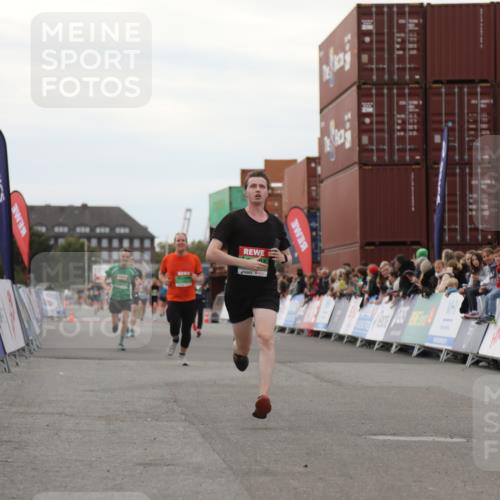03.10.2025 - Köhlbrandbrückenlauf Yannick Fuchs http://msf.ph/oto/8986002 03.10.2025 15:58:17 Ziel 7095, 7096, 7104, 9340, 9659 meine-sportfotos.de