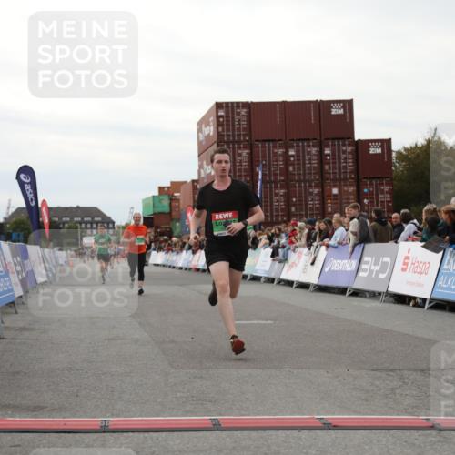 03.10.2025 - Köhlbrandbrückenlauf Yannick Fuchs http://msf.ph/oto/8986016 03.10.2025 15:58:18 Ziel 7095, 7096, 7104, 9340, 9659 meine-sportfotos.de