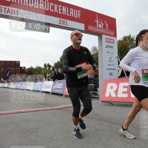 03.10.2025 - Köhlbrandbrückenlauf Yannick Fuchs http://msf.ph/oto/8986020 03.10.2025 16:10:42 Ziel 7534, 7549, 7552, 8950 meine-sportfotos.de