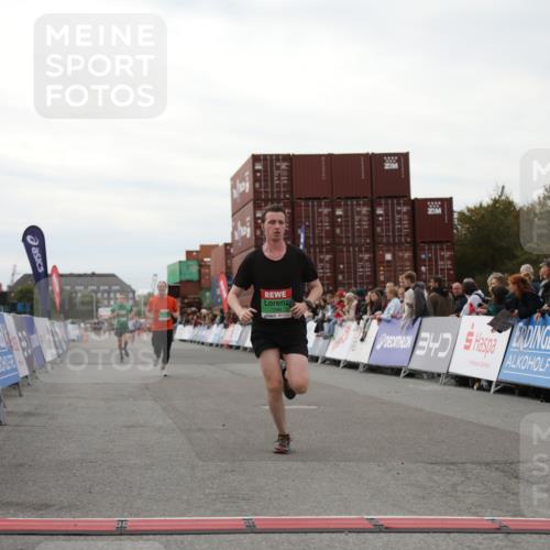 03.10.2025 - Köhlbrandbrückenlauf Yannick Fuchs http://msf.ph/oto/8986022 03.10.2025 15:58:18 Ziel 7095, 7096, 7104, 9340, 9659 meine-sportfotos.de