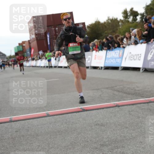 03.10.2025 - Köhlbrandbrückenlauf Yannick Fuchs http://msf.ph/oto/8986024 03.10.2025 16:10:52 Ziel 7226, 7834, 8775, 8776, 9169 meine-sportfotos.de