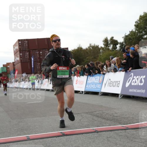 03.10.2025 - Köhlbrandbrückenlauf Yannick Fuchs http://msf.ph/oto/8986029 03.10.2025 16:10:52 Ziel 7226, 7834, 8775, 8776, 9169 meine-sportfotos.de