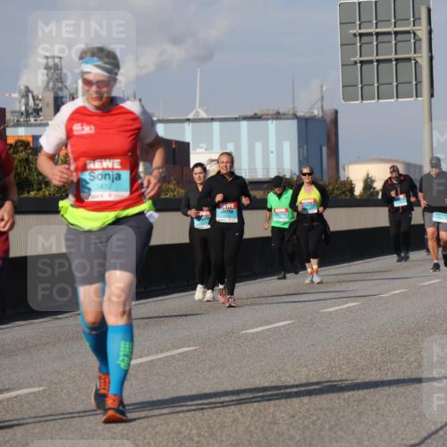 03.10.2025 - Köhlbrandbrückenlauf Luisa Fischer http://msf.ph/oto/8986039 03.10.2025 11:18:35 Position 3 3413, 3412 meine-sportfotos.de