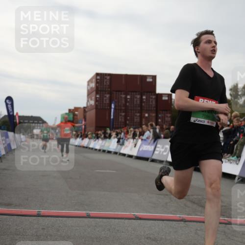 03.10.2025 - Köhlbrandbrückenlauf Yannick Fuchs http://msf.ph/oto/8986042 03.10.2025 15:58:19 Ziel 7095, 7096, 7104, 9340, 9659 meine-sportfotos.de