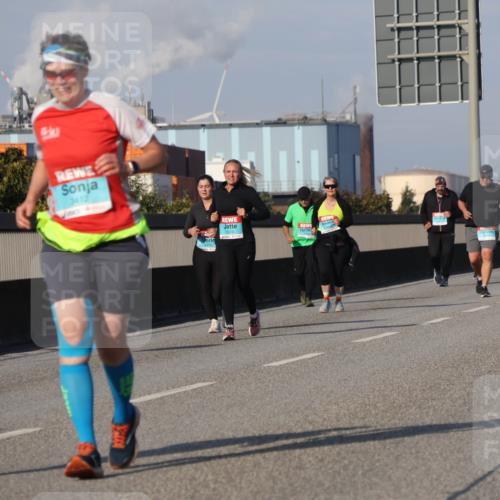 03.10.2025 - Köhlbrandbrückenlauf Luisa Fischer http://msf.ph/oto/8986043 03.10.2025 11:18:35 Position 3 3413, 3412, 3373 meine-sportfotos.de