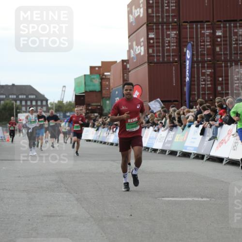03.10.2025 - Köhlbrandbrückenlauf Yannick Fuchs http://msf.ph/oto/8986047 03.10.2025 16:10:54 Ziel 7226, 7834, 8775, 8776, 9169, 9201, 9474 meine-sportfotos.de
