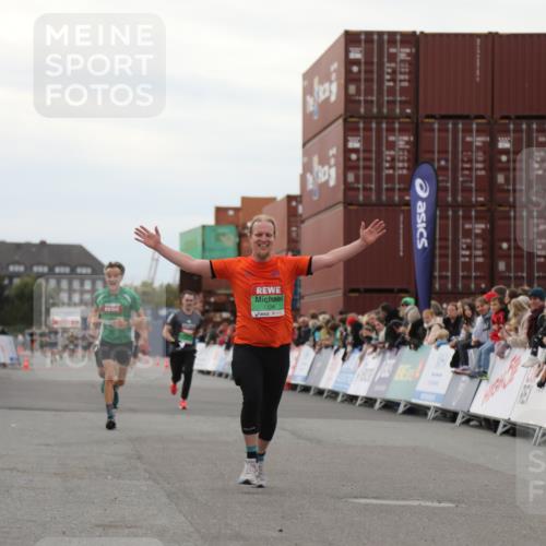 03.10.2025 - Köhlbrandbrückenlauf Yannick Fuchs http://msf.ph/oto/8986057 03.10.2025 15:58:20 Ziel 7095, 7096, 7104, 9340, 9659 meine-sportfotos.de