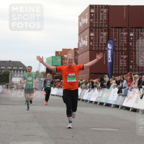 03.10.2025 - Köhlbrandbrückenlauf Yannick Fuchs http://msf.ph/oto/8986061 03.10.2025 15:58:20 Ziel 7095, 7096, 7104, 9340, 9659 meine-sportfotos.de
