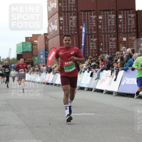 03.10.2025 - Köhlbrandbrückenlauf Yannick Fuchs http://msf.ph/oto/8986068 03.10.2025 16:10:55 Ziel 7226, 7834, 8775, 8776, 9169, 9201, 9474 meine-sportfotos.de