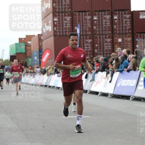 03.10.2025 - Köhlbrandbrückenlauf Yannick Fuchs http://msf.ph/oto/8986071 03.10.2025 16:10:56 Ziel 7226, 7834, 8775, 8776, 9169, 9201, 9474 meine-sportfotos.de