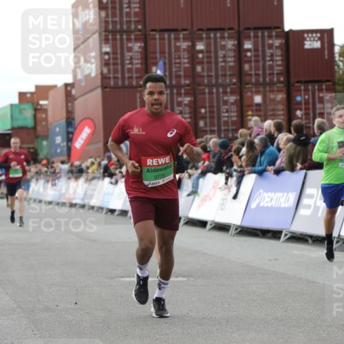 03.10.2025 - Köhlbrandbrückenlauf Yannick Fuchs http://msf.ph/oto/8986077 03.10.2025 16:10:56 Ziel 7226, 7834, 8775, 8776, 9169, 9201, 9474 meine-sportfotos.de