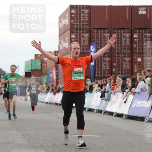 03.10.2025 - Köhlbrandbrückenlauf Yannick Fuchs http://msf.ph/oto/8986079 03.10.2025 15:58:21 Ziel 7095, 7096, 7104, 9340, 9659 meine-sportfotos.de