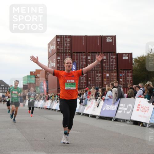 03.10.2025 - Köhlbrandbrückenlauf Yannick Fuchs http://msf.ph/oto/8986083 03.10.2025 15:58:21 Ziel 7095, 7096, 7104, 9340, 9659 meine-sportfotos.de
