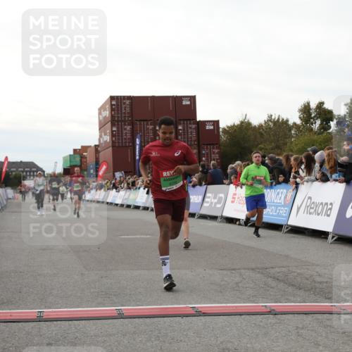 03.10.2025 - Köhlbrandbrückenlauf Yannick Fuchs http://msf.ph/oto/8986084 03.10.2025 16:10:57 Ziel 7226, 7834, 8775, 8776, 9201, 9474 meine-sportfotos.de