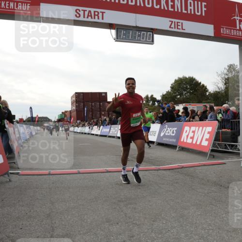 03.10.2025 - Köhlbrandbrückenlauf Yannick Fuchs http://msf.ph/oto/8986105 03.10.2025 16:10:58 Ziel 7226, 7834, 8220, 8775, 8776, 9201, 9474 meine-sportfotos.de