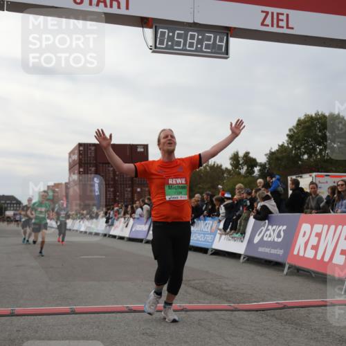 03.10.2025 - Köhlbrandbrückenlauf Yannick Fuchs http://msf.ph/oto/8986111 03.10.2025 15:58:23 Ziel 7095, 7104, 7121, 9340, 9659 meine-sportfotos.de