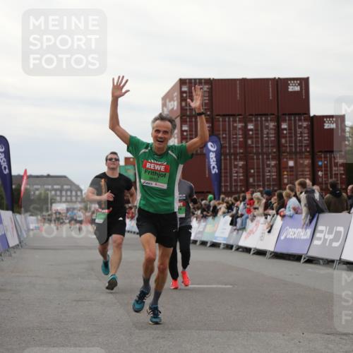03.10.2025 - Köhlbrandbrückenlauf Yannick Fuchs http://msf.ph/oto/8986137 03.10.2025 15:58:24 Ziel 7095, 7104, 7121, 9340, 9659 meine-sportfotos.de