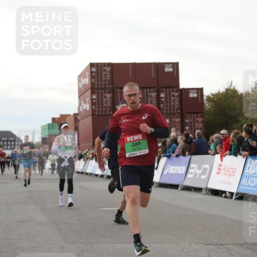 03.10.2025 - Köhlbrandbrückenlauf Yannick Fuchs http://msf.ph/oto/8986138 03.10.2025 16:11:00 Ziel 7226, 7363, 7834, 8220, 8490, 8592, 8775, 8776, 8923, 9201, 9474 meine-sportfotos.de